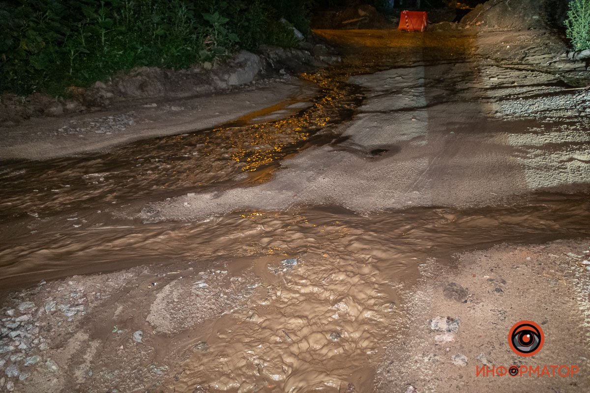 Ручьи смешались с грязью и песком Ручьи смешались с грязью и песком