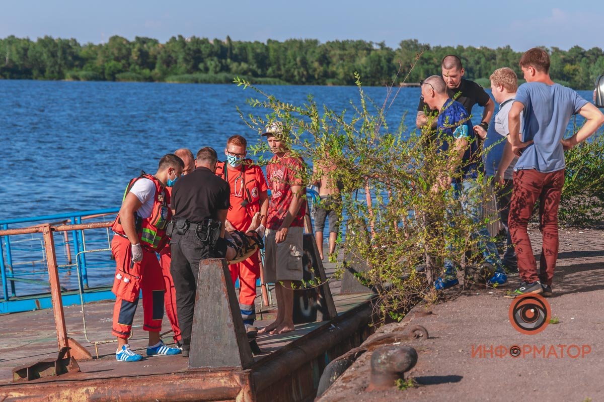 Пострадавшего погрузили на носилки и перенесли в скорую