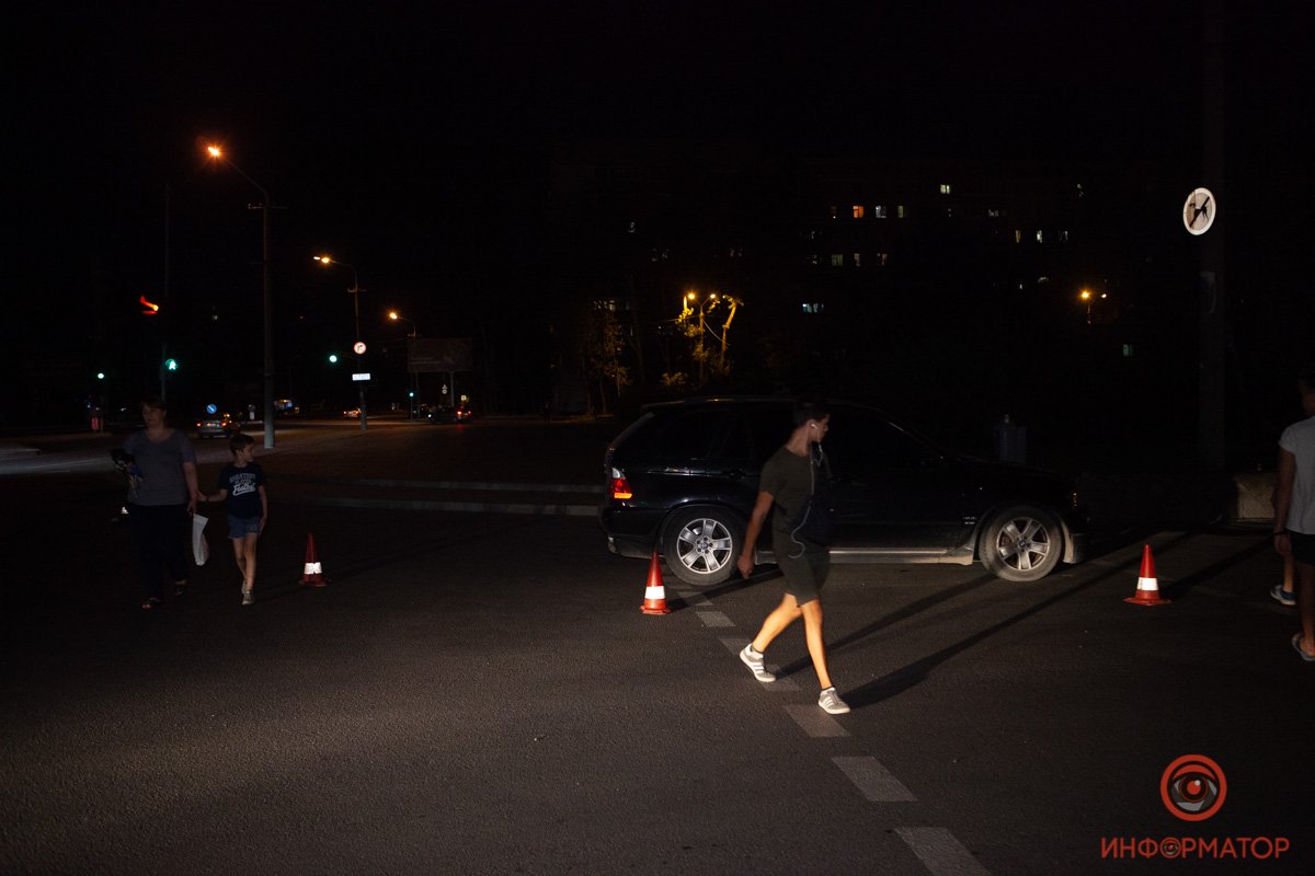 Ребенок пересекал дорогу по пешеходному переходу - предварительно, на самокате Ребенок пересекал дорогу по пешеходному переходу - предварительно, на самокате