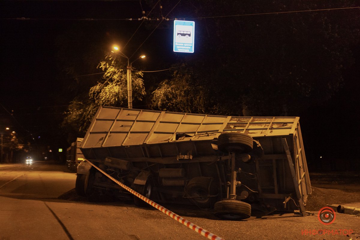 У большегруза, который ехал впереди, перевернулся на бок прицеп