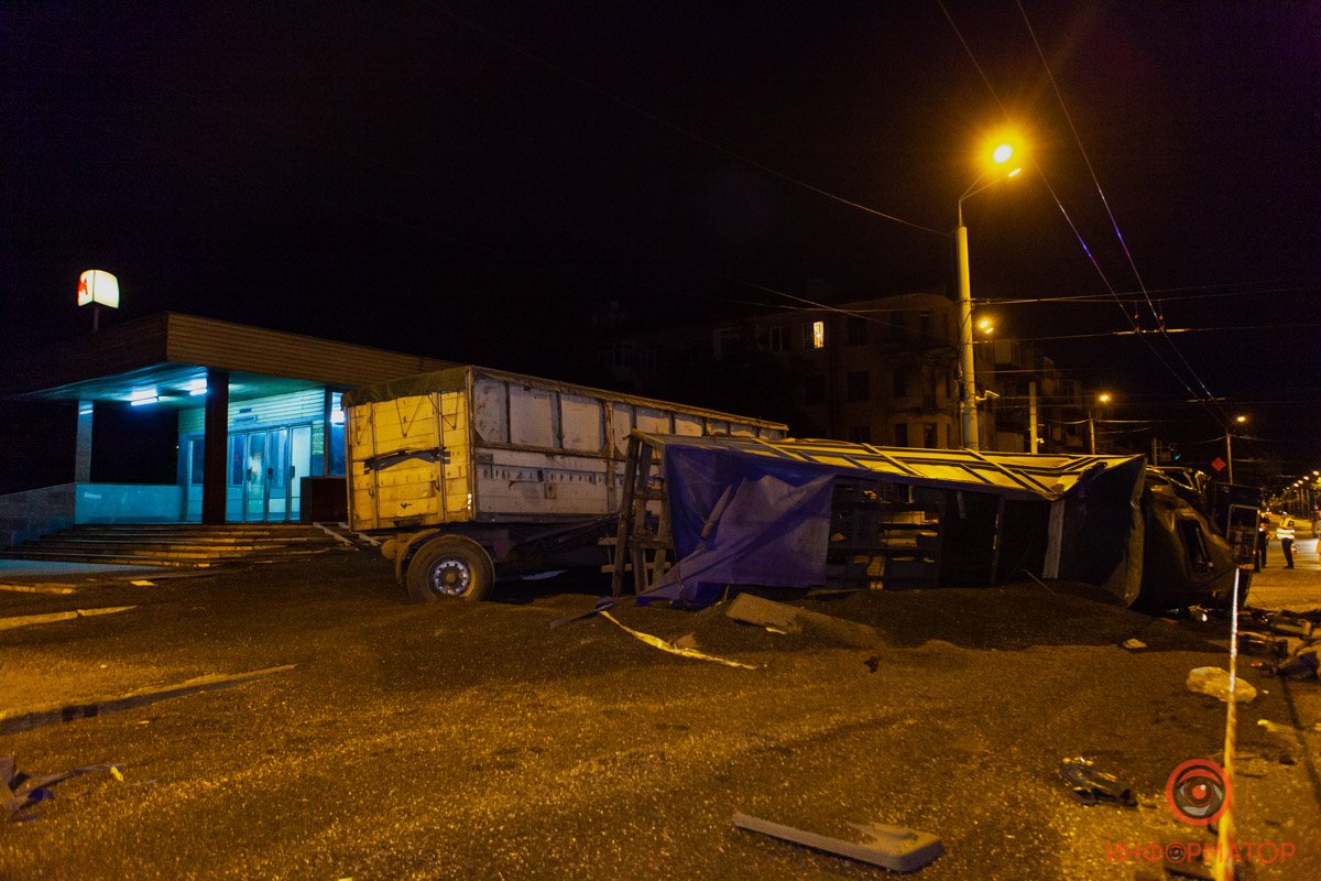 У фуры, тормоза которой отказали, перевернулся на бок кабина и кузов