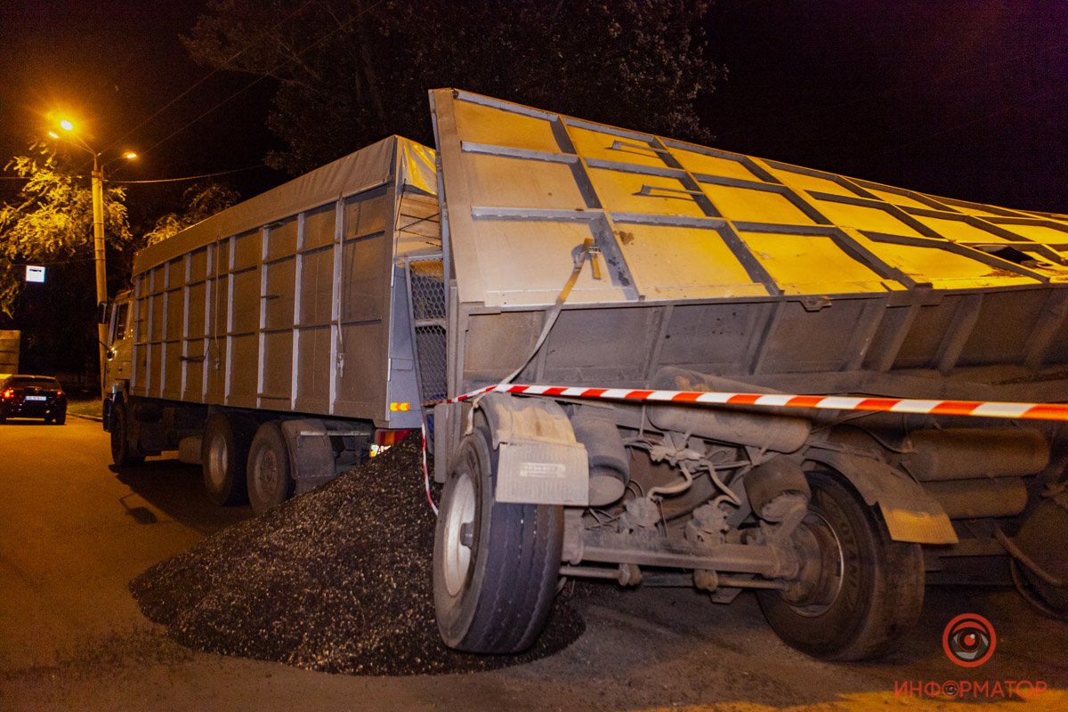 Семечки продолжают высыпаться на дорогу