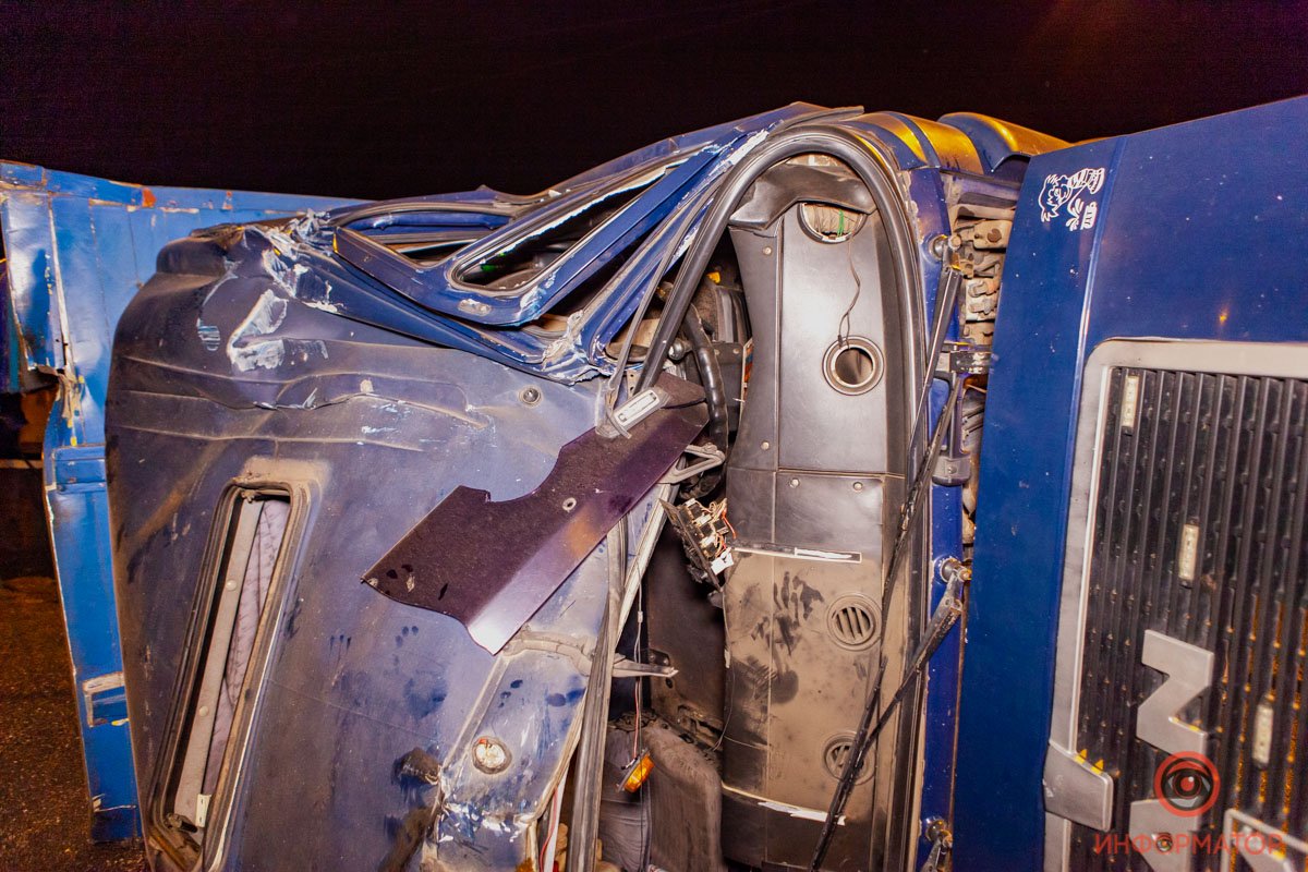 Для жильцов соседних домов аварии с участием большегрузов здесь - уже привычное явление