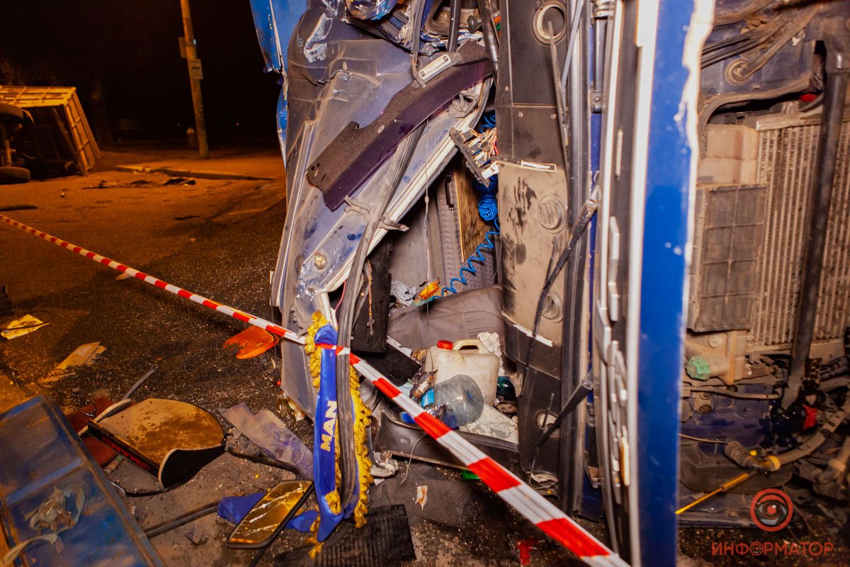 Фуры остаются на крайней полосе движения напротив ДК Ильича