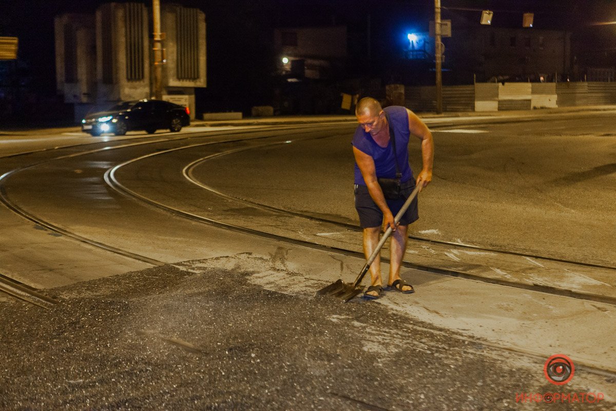 Семечками засыпало и трамвайные пути