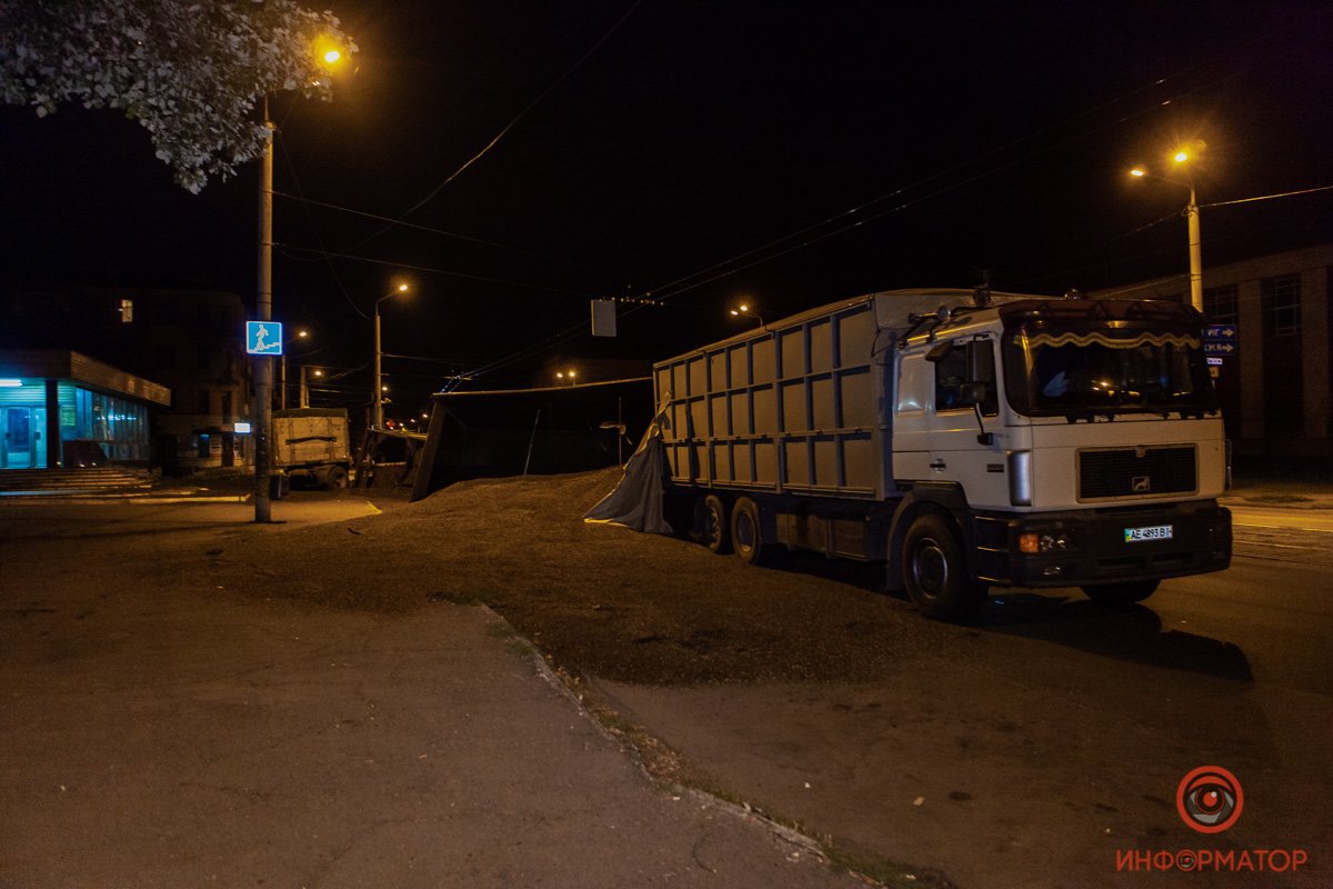 Семечками засыпало не только проезжую часть, но и тротуар