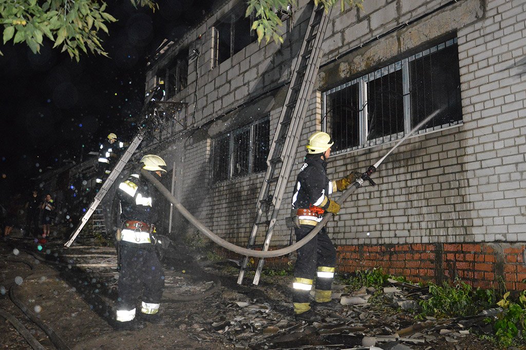 С огнем боролись 22 спасателя С огнем боролись 22 спасателя