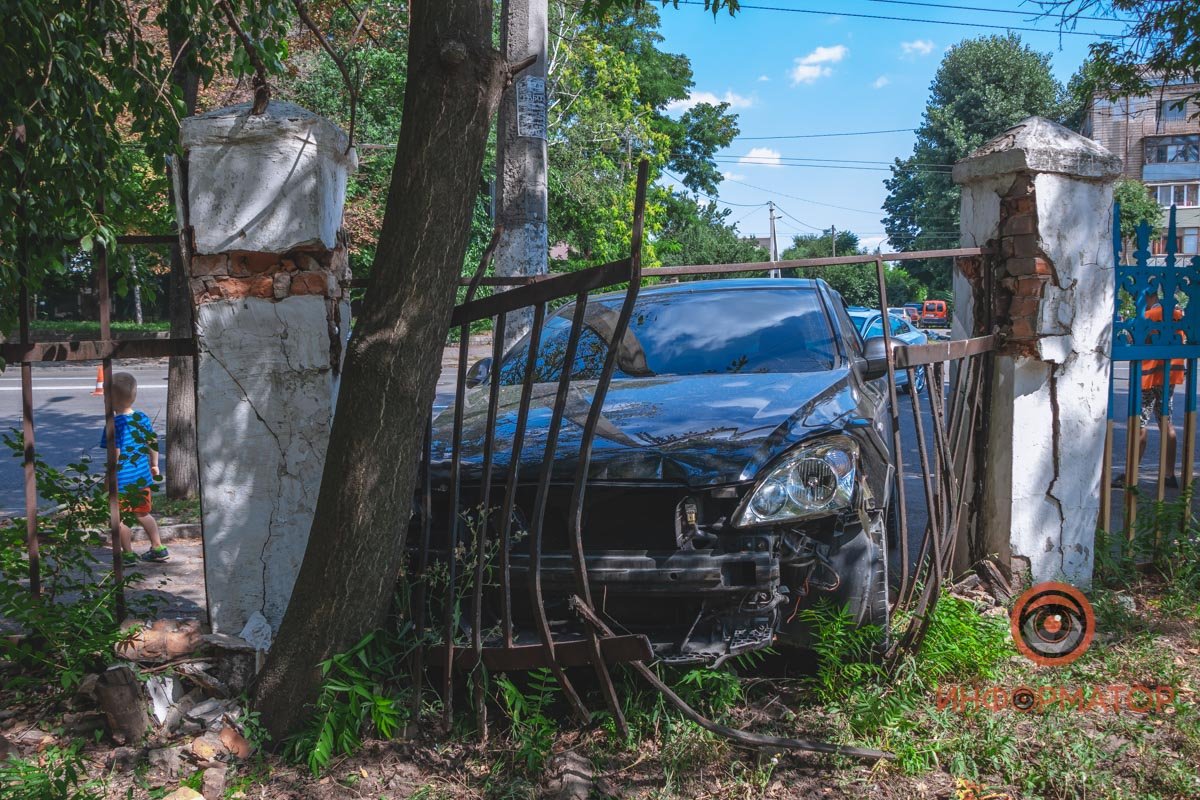 Kia врезался в забор общежития ДНУ