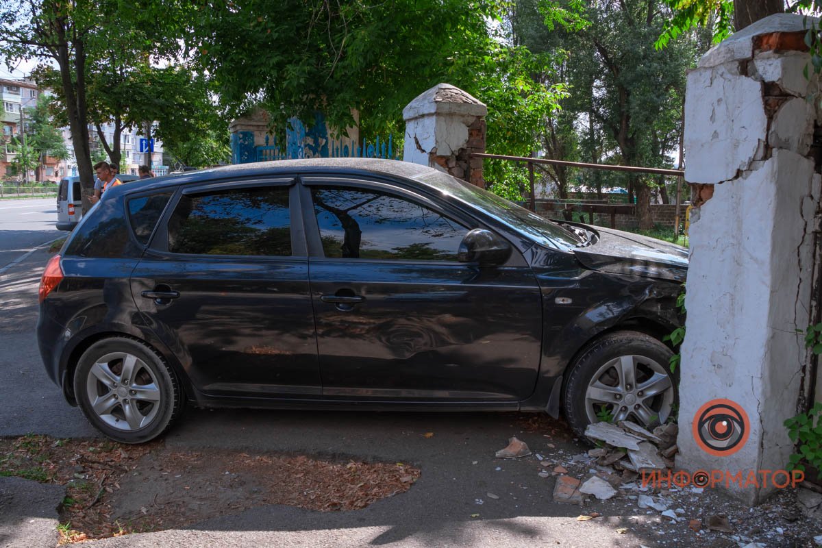 Машину занесло на тротуар