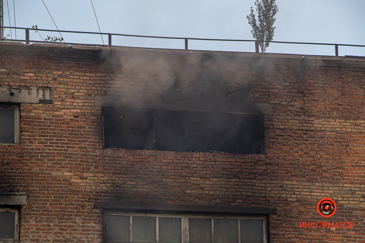 В Днепре горит здание на территории Метизного завода: дым окутал Слобожанский проспект 2
