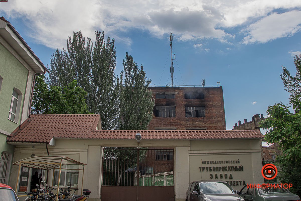 В Днепре горит здание на территории Метизного завода: дым окутал Слобожанский проспект 3