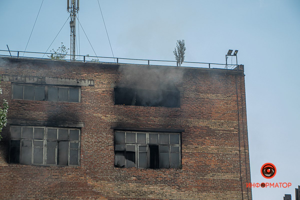 В Днепре горит здание на территории Метизного завода: дым окутал Слобожанский проспект 4