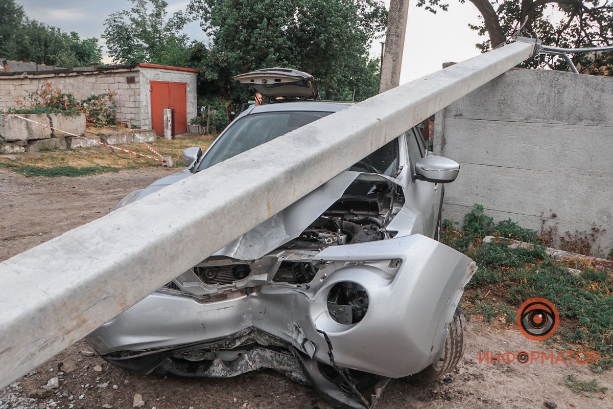 На столбе оборвались провода На столбе оборвались провода