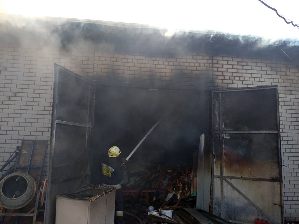 Под Днепром горел частный дом: пожар тушили почти 3 часа 1