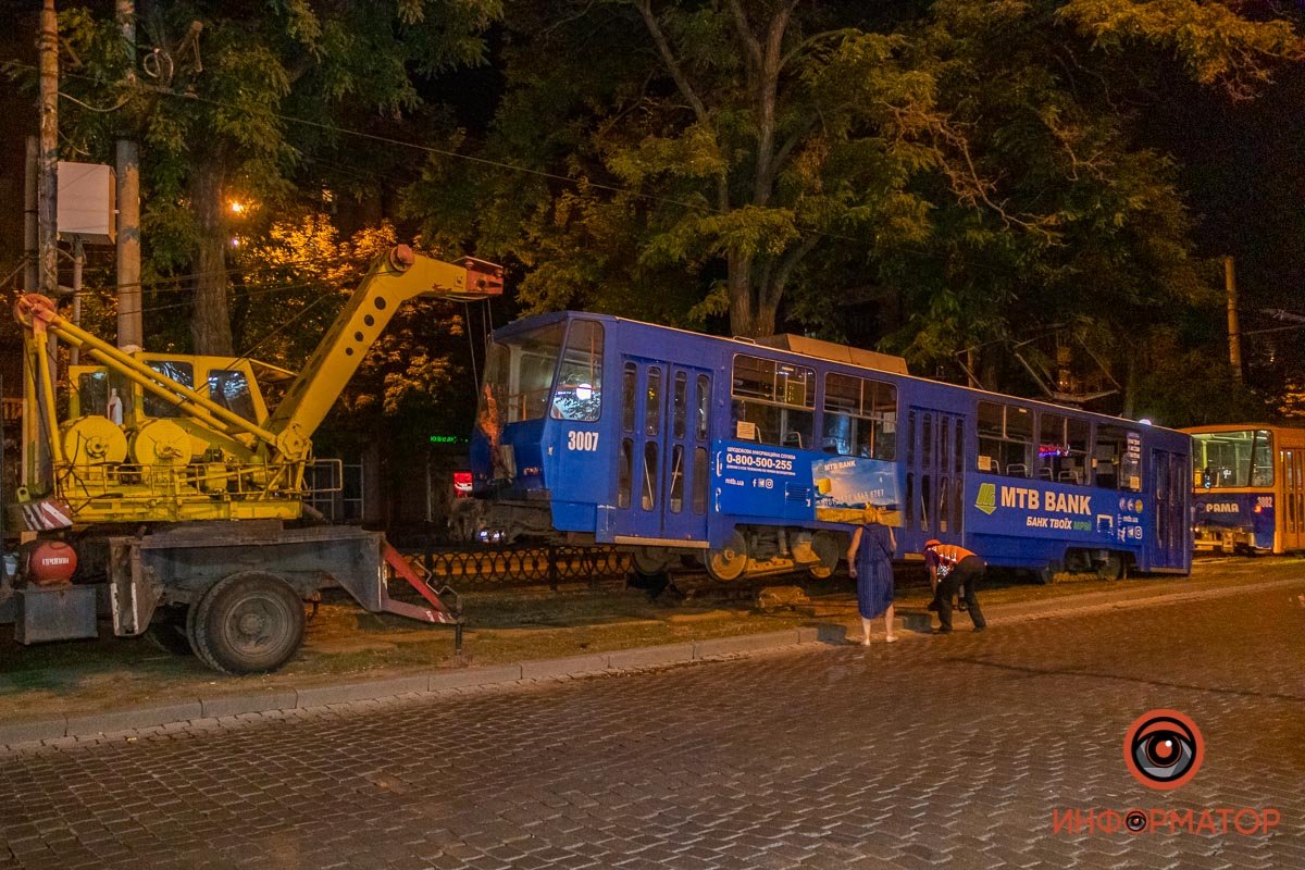 Вагон подняли при помощи крана Вагон подняли при помощи крана