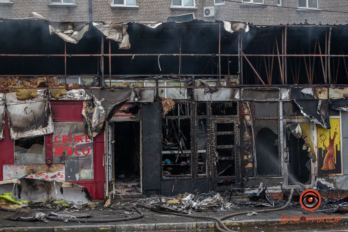 Пламя задело соседние магазины