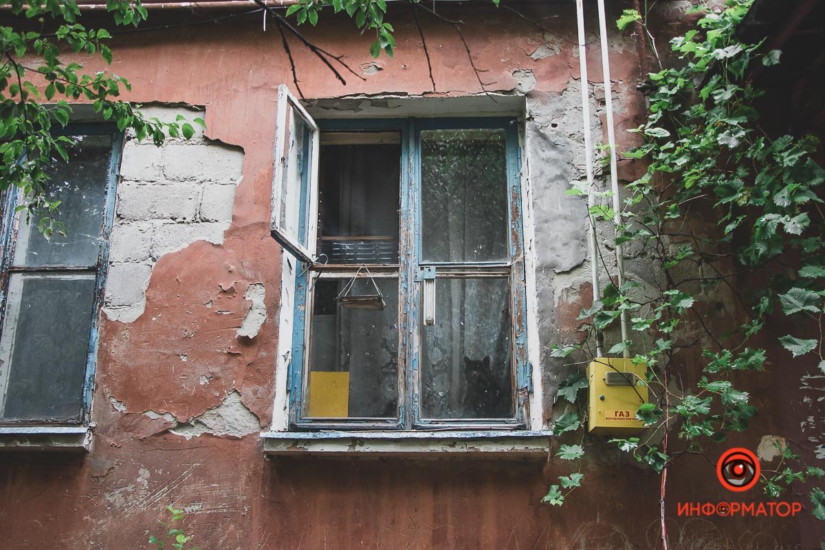 Ненужные игрушки, котики и кормушки: как выглядят старые дворики в Днепре 1