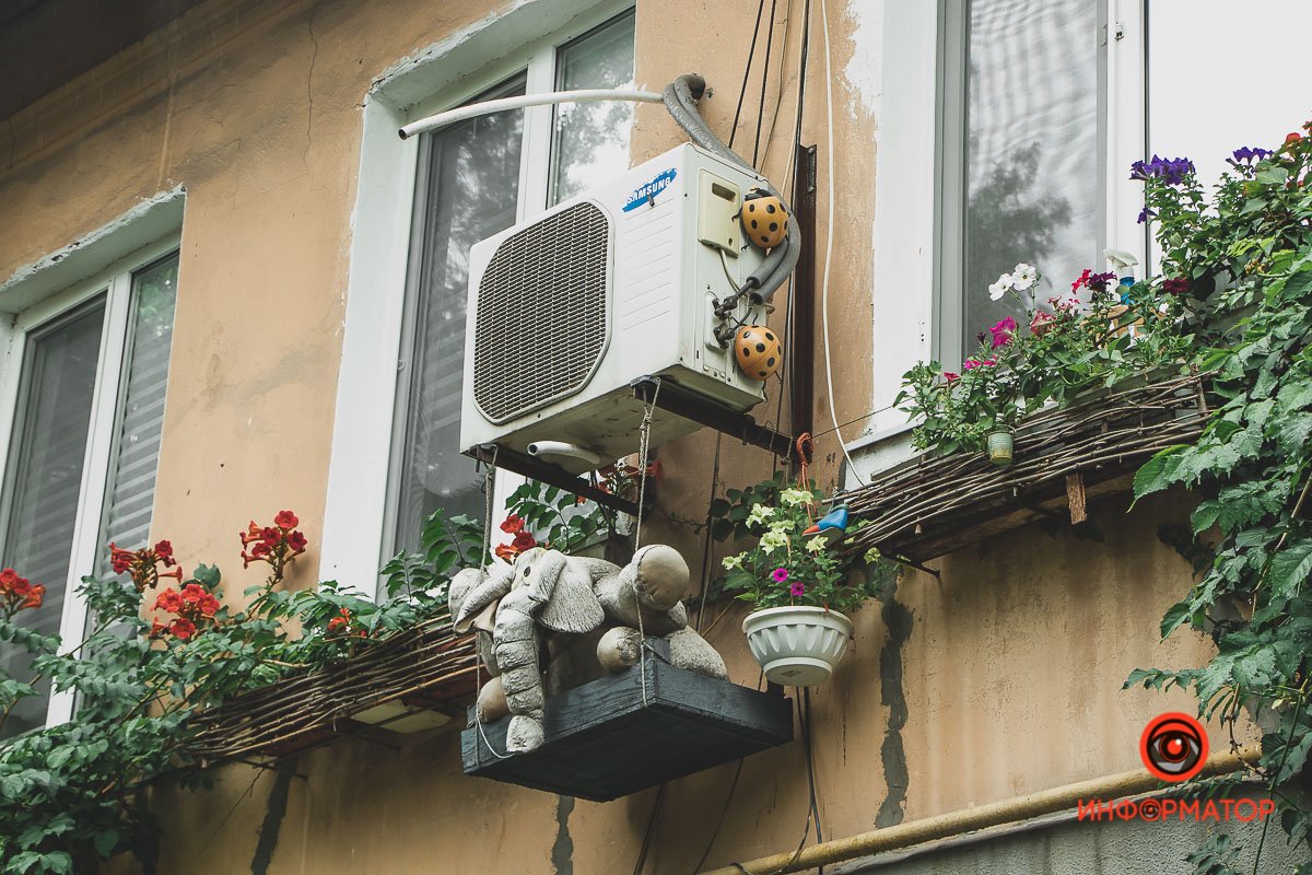 Ненужные игрушки, котики и кормушки: как выглядят старые дворики в Днепре 4