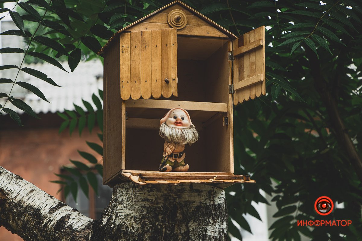 Ненужные игрушки, котики и кормушки: как выглядят старые дворики в Днепре 6