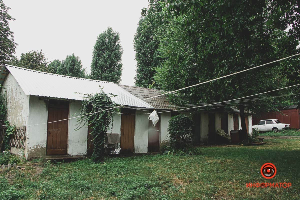 Ненужные игрушки, котики и кормушки: как выглядят старые дворики в Днепре 10