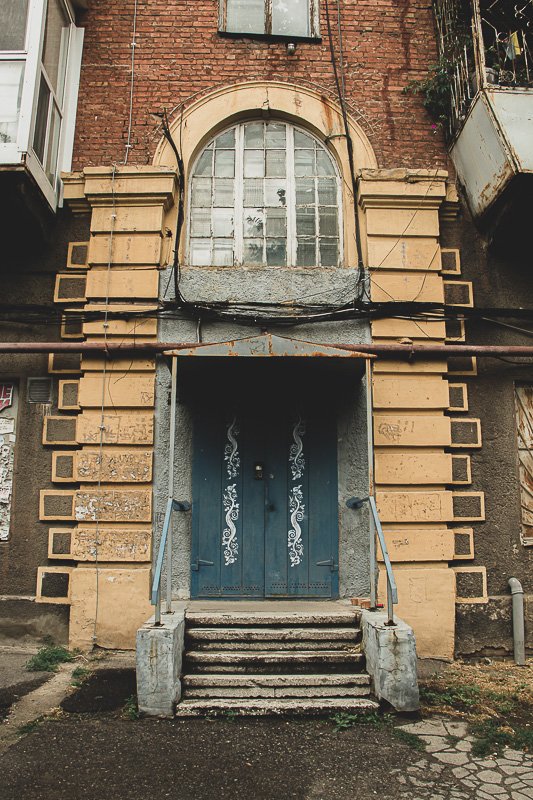 Ненужные игрушки, котики и кормушки: как выглядят старые дворики в Днепре 20