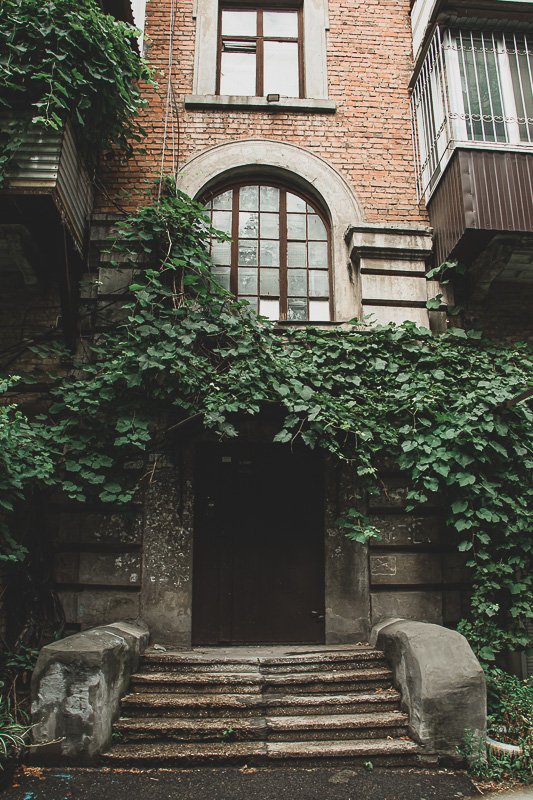 Ненужные игрушки, котики и кормушки: как выглядят старые дворики в Днепре 23