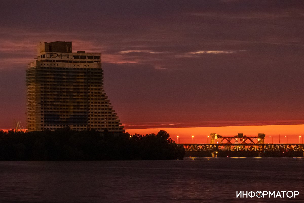 Словно пахнет персиком Словно пахнет персиком