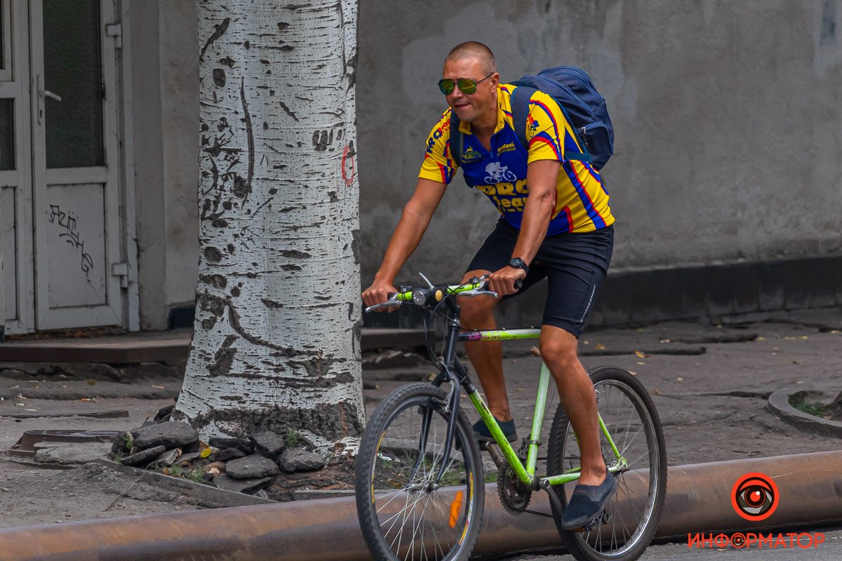 Яркое пятнышко среди серых будней в этом унылом городе Яркое пятнышко среди серых будней в этом унылом городе