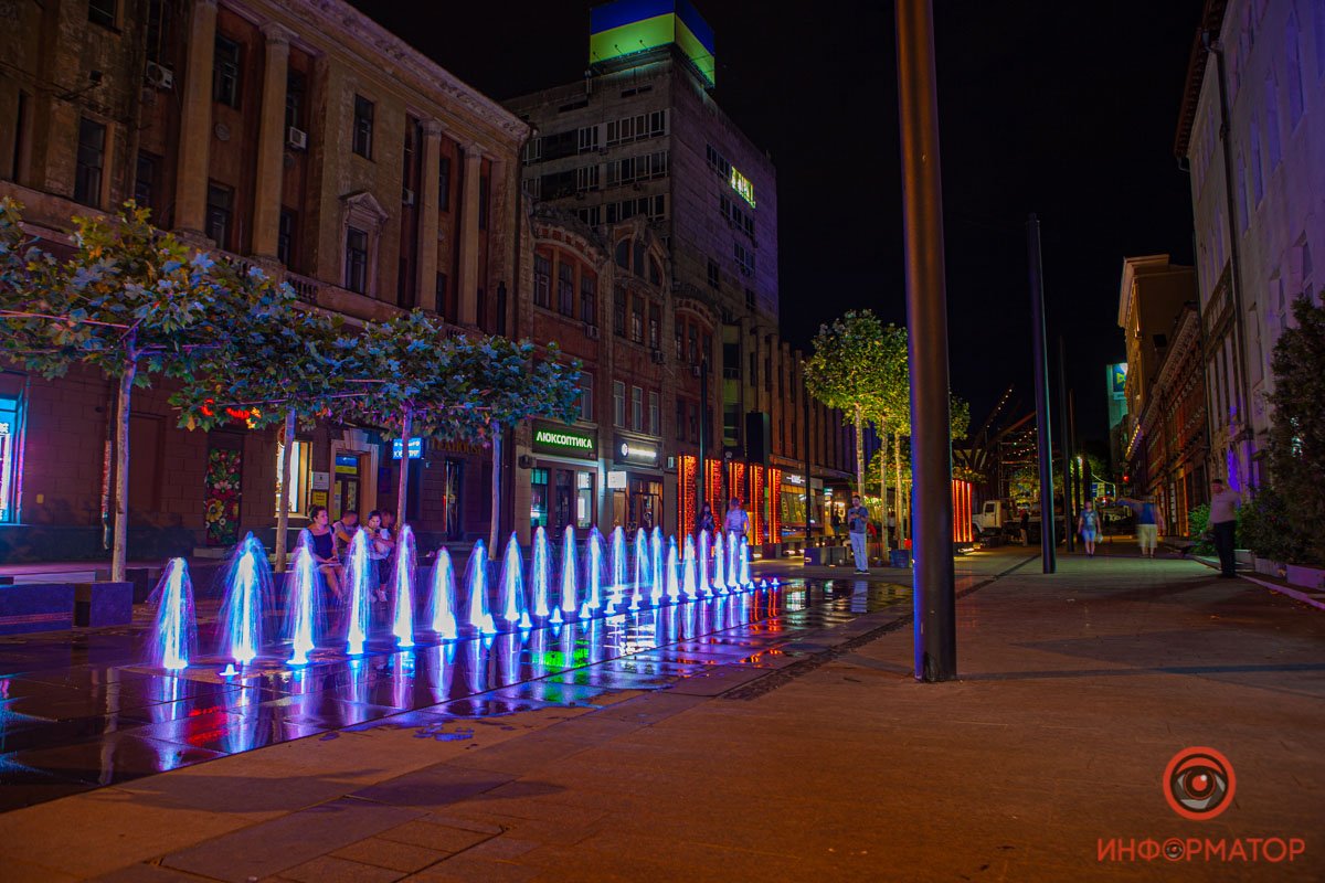 Даже светящиеся витрины меркнут на фоне фонтанов Даже светящиеся витрины меркнут на фоне фонтанов