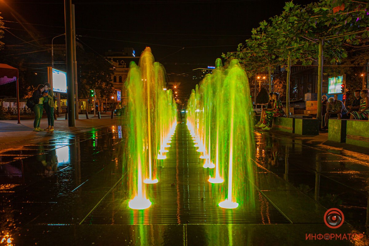 В зависимости от цвета фонтанов преображается и вся улица В зависимости от цвета фонтанов преображается и вся улица