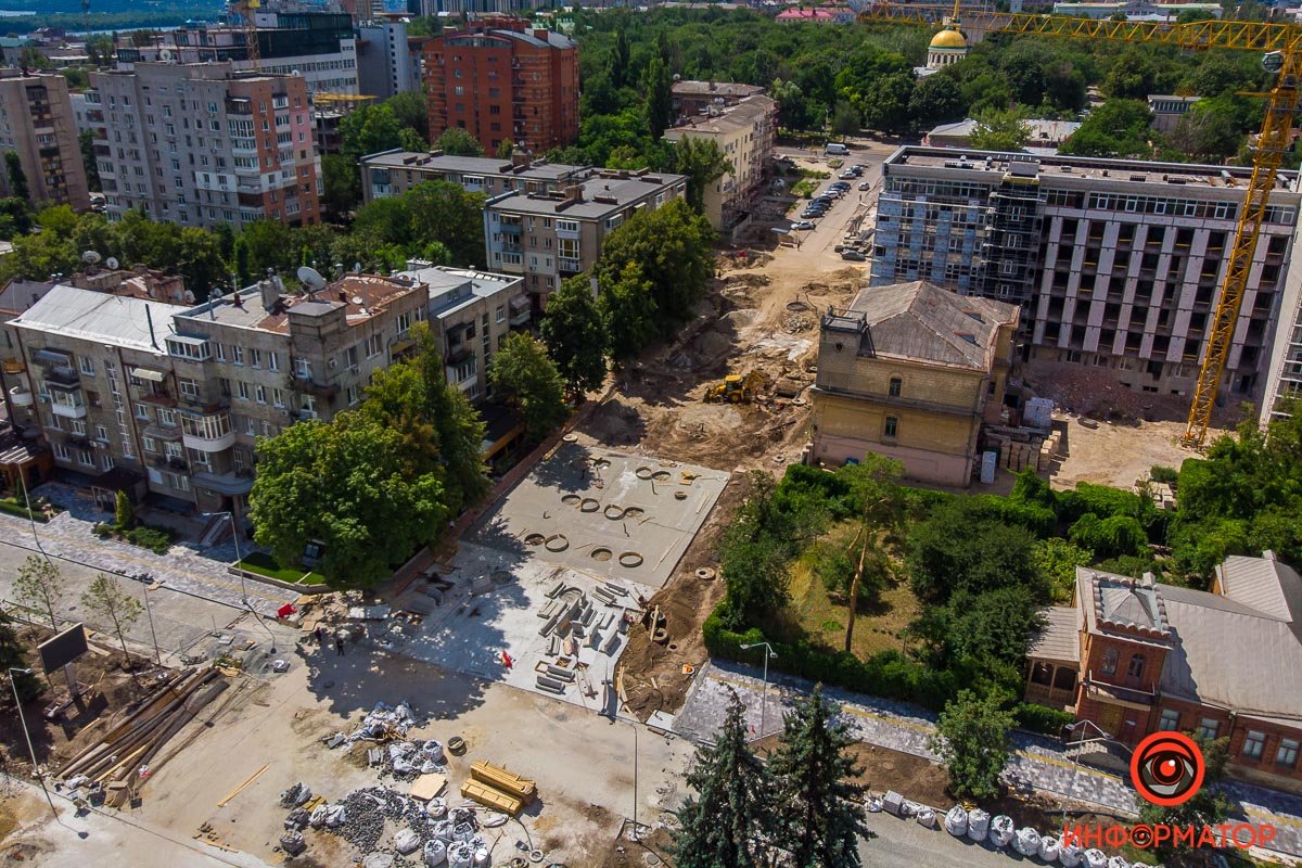 На Яворницкого установят 8 антивандальных лавочек