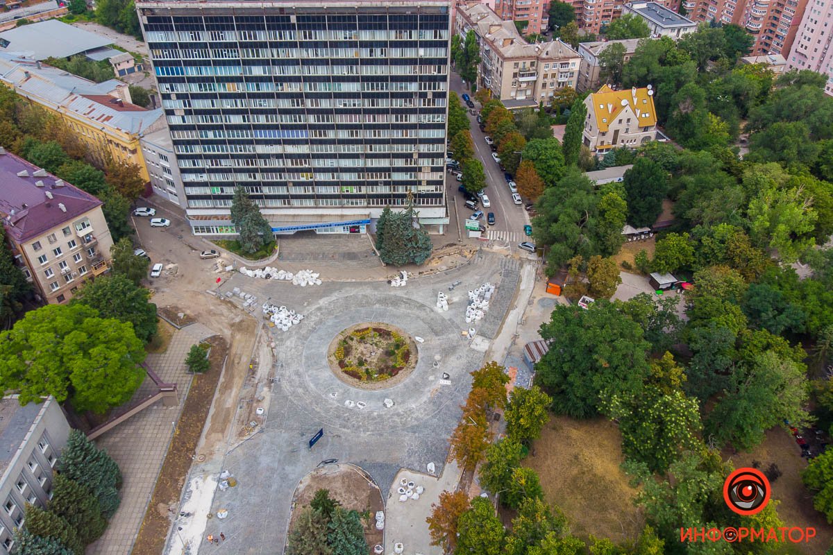 На кольце уже уложили брусчатку