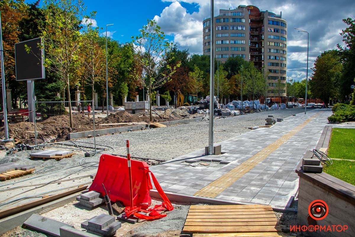 На тротуарах перестелили плитку