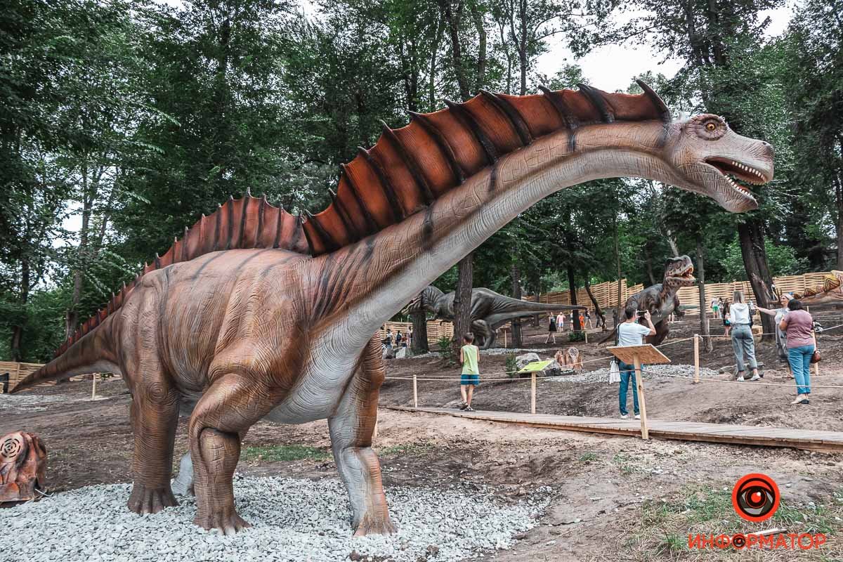 Каждый динозавр "живой" - моргает, дышит и рычит Каждый динозавр "живой" - моргает, дышит и рычит