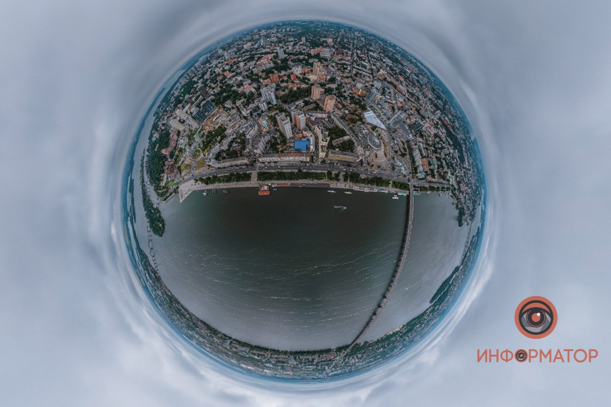 Любой город перестает быть враждебным, как только ты в нем поел и попил. Любой город перестает быть враждебным, как только ты в нем поел и попил.