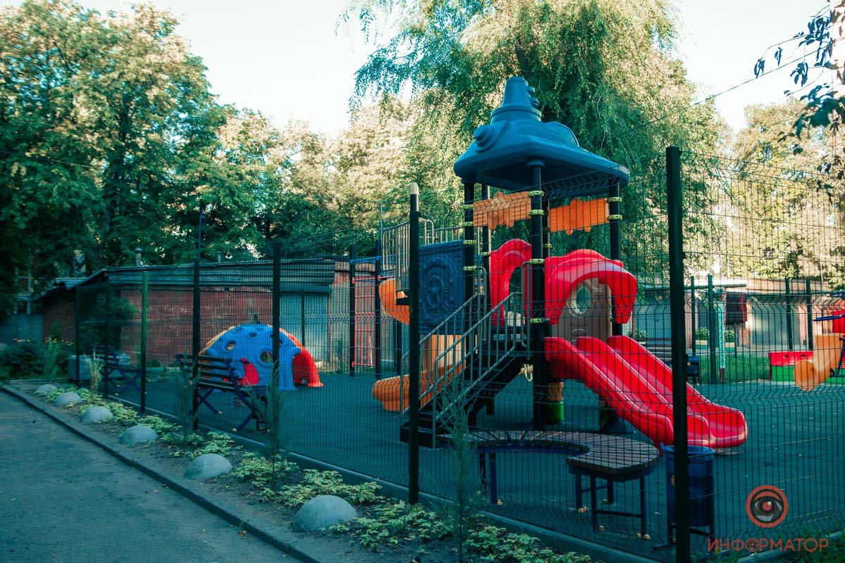 Жильцы дома добились того, чтобы во дворе поставили детскую и спортивную площадки Жильцы дома добились того, чтобы во дворе поставили детскую и спортивную площадки