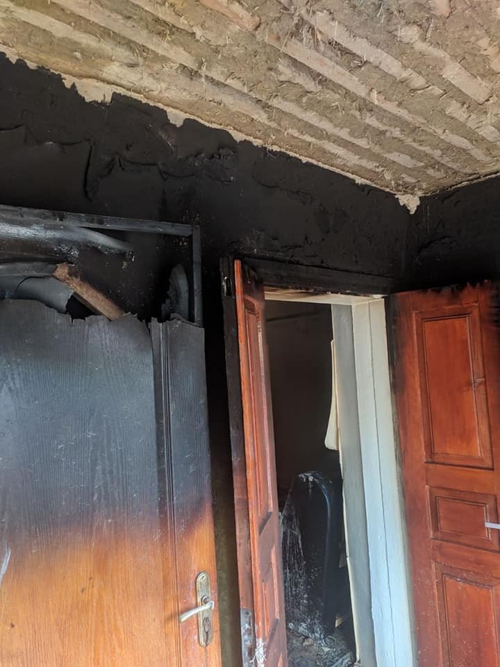 В Днепре на Шахтинской сгорел дом, пострадала женщина: нужна помощь 1