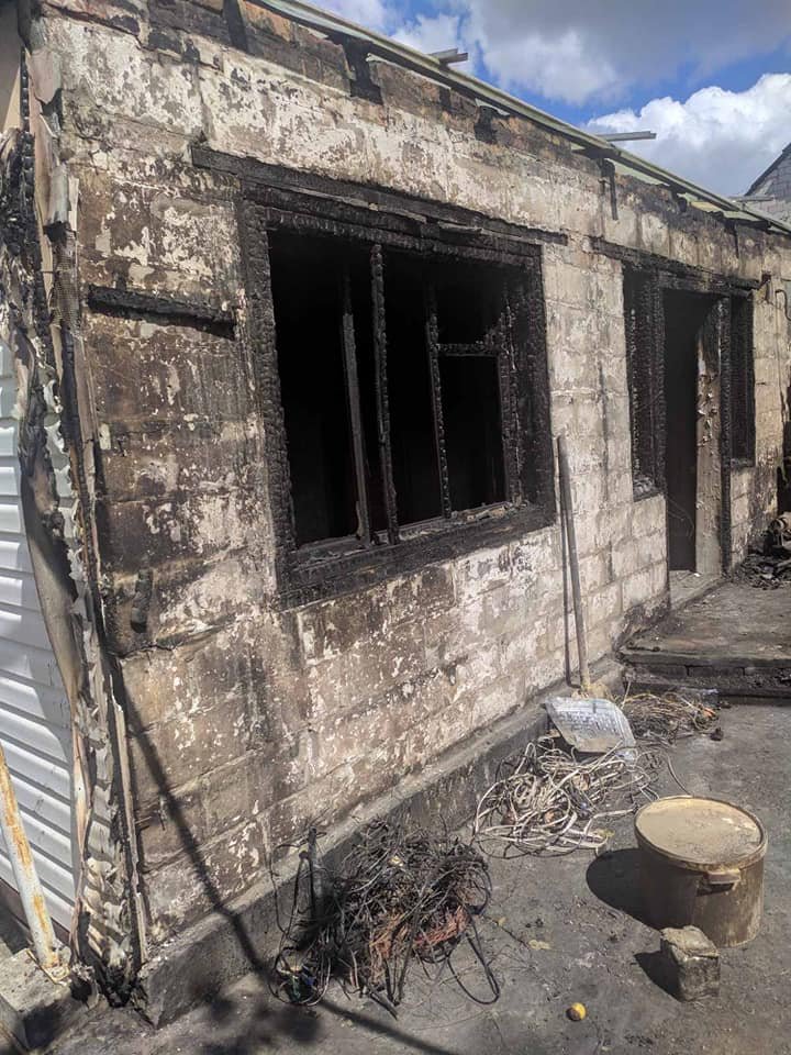 В Днепре на Шахтинской сгорел дом, пострадала женщина: нужна помощь 2