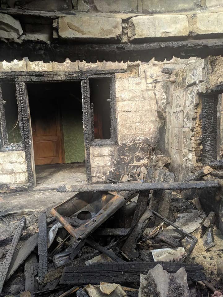 В Днепре на Шахтинской сгорел дом, пострадала женщина: нужна помощь 3