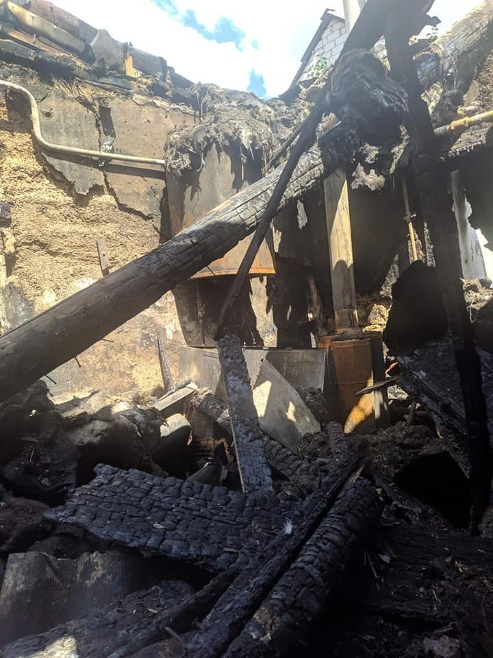 В Днепре на Шахтинской сгорел дом, пострадала женщина: нужна помощь 4