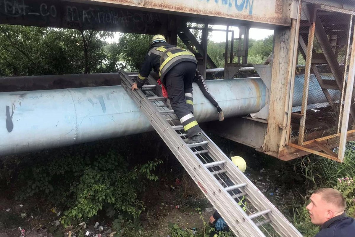 В Кривом Роге на трубе под мостом лежал 14-летний мальчик без сознания: пришлось вызывать спасателей 1
