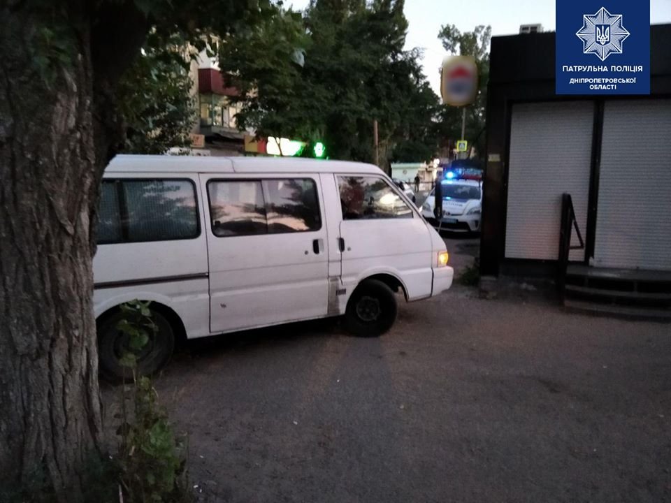 В Днепре на Семафорной пьяный водитель Kia влетел в лестницу магазина 1
