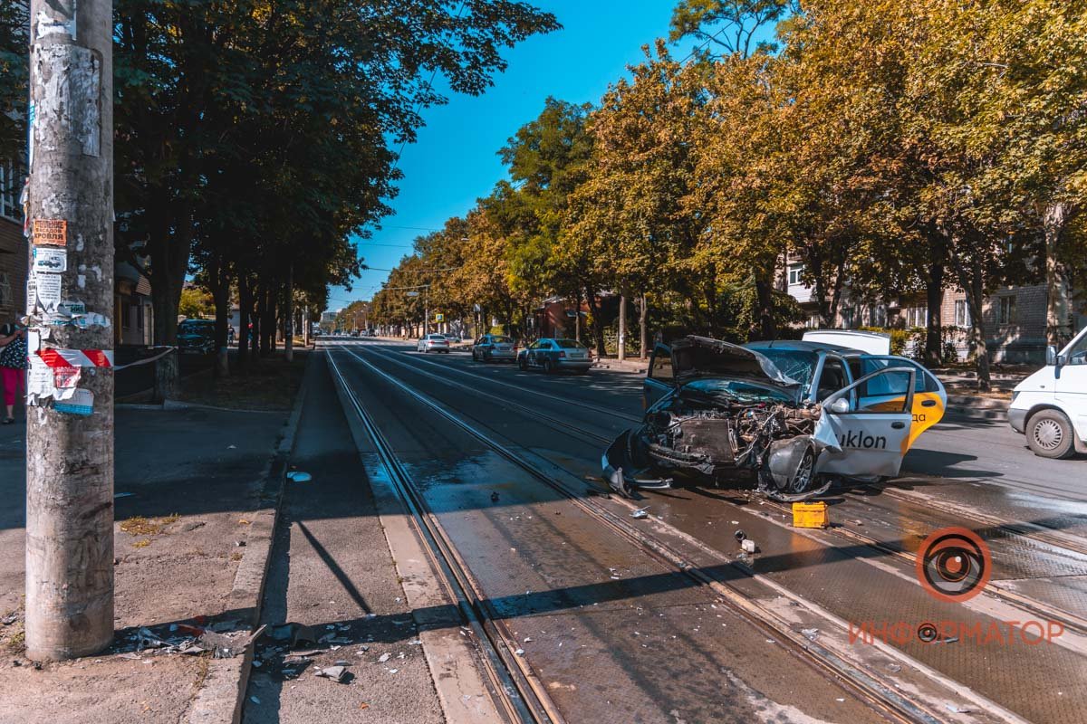 Chevrolet влетел в столб