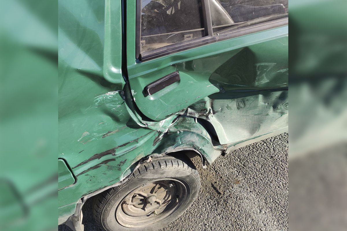 Автомобиль стоял припаркованный на парковке возле Ледовой арены Автомобиль стоял припаркованный на парковке возле Ледовой арены