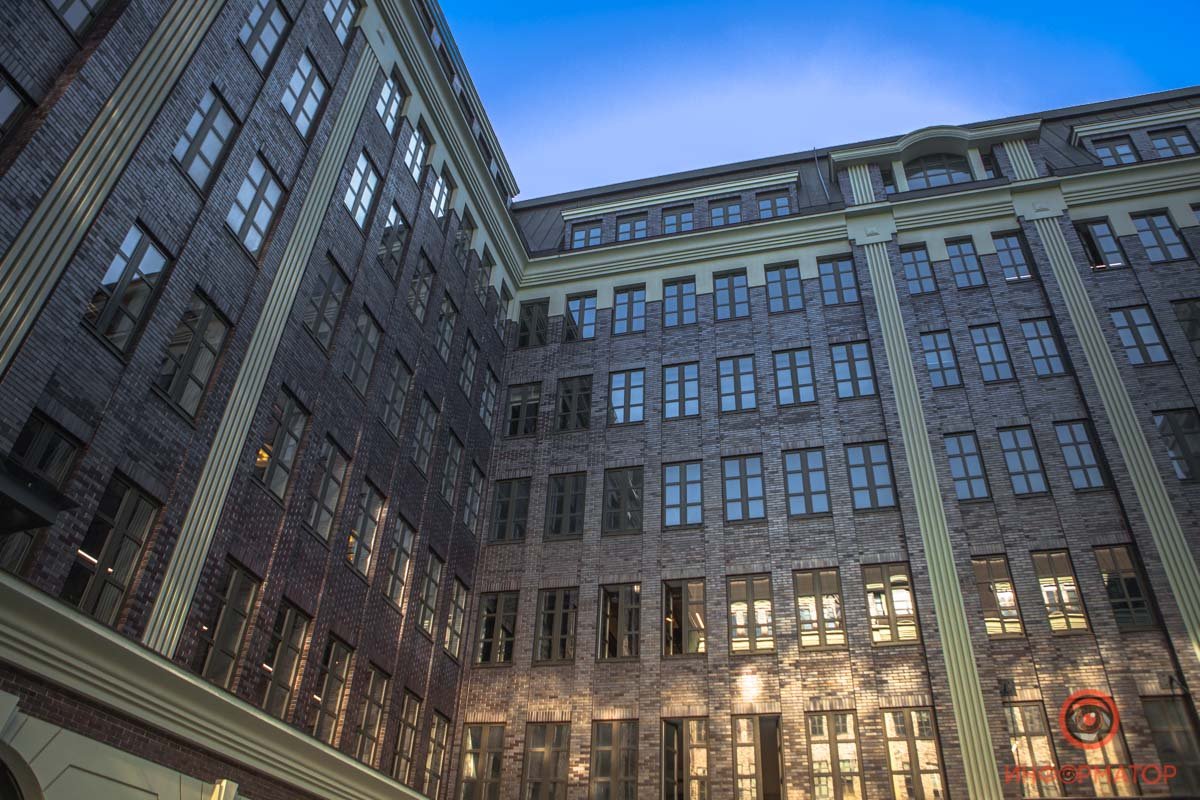 Высокие строгие стены