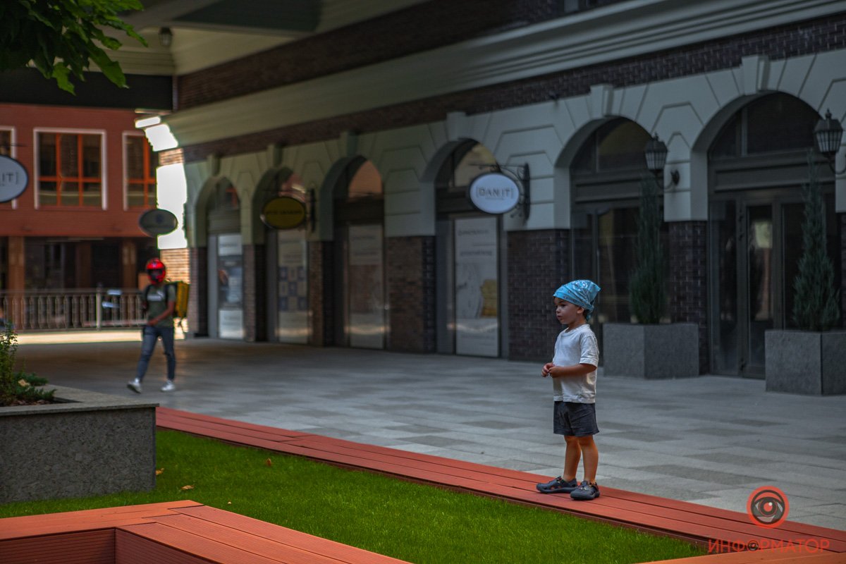 Маленький человечек в этом огромном центре