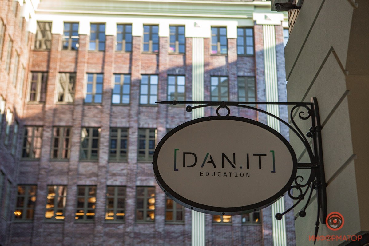 Вывески магазинов не выделяются, но привлекают внимание