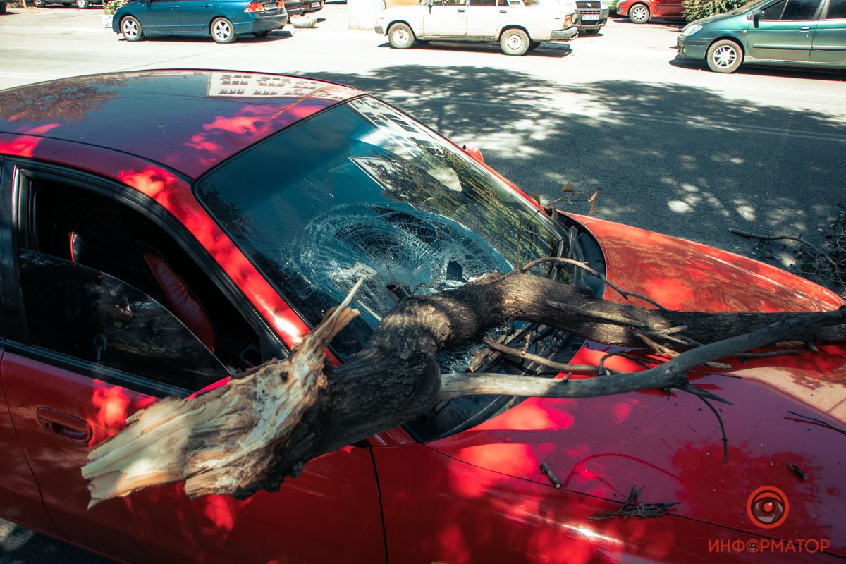 Автомобиль был припаркован на обочине Автомобиль был припаркован на обочине