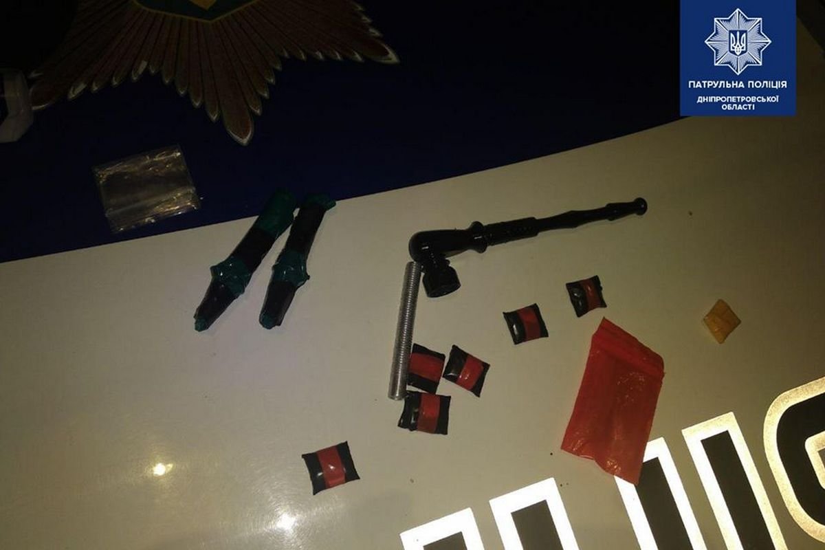 У молодого человека обнаружили предмет, похожий на пистолет, и наркотики