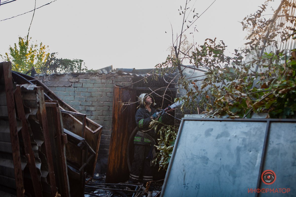 Как только постройку обесточили, спасатели сразу же приступили к тушению пожара Как только постройку обесточили, спасатели сразу же приступили к тушению пожара